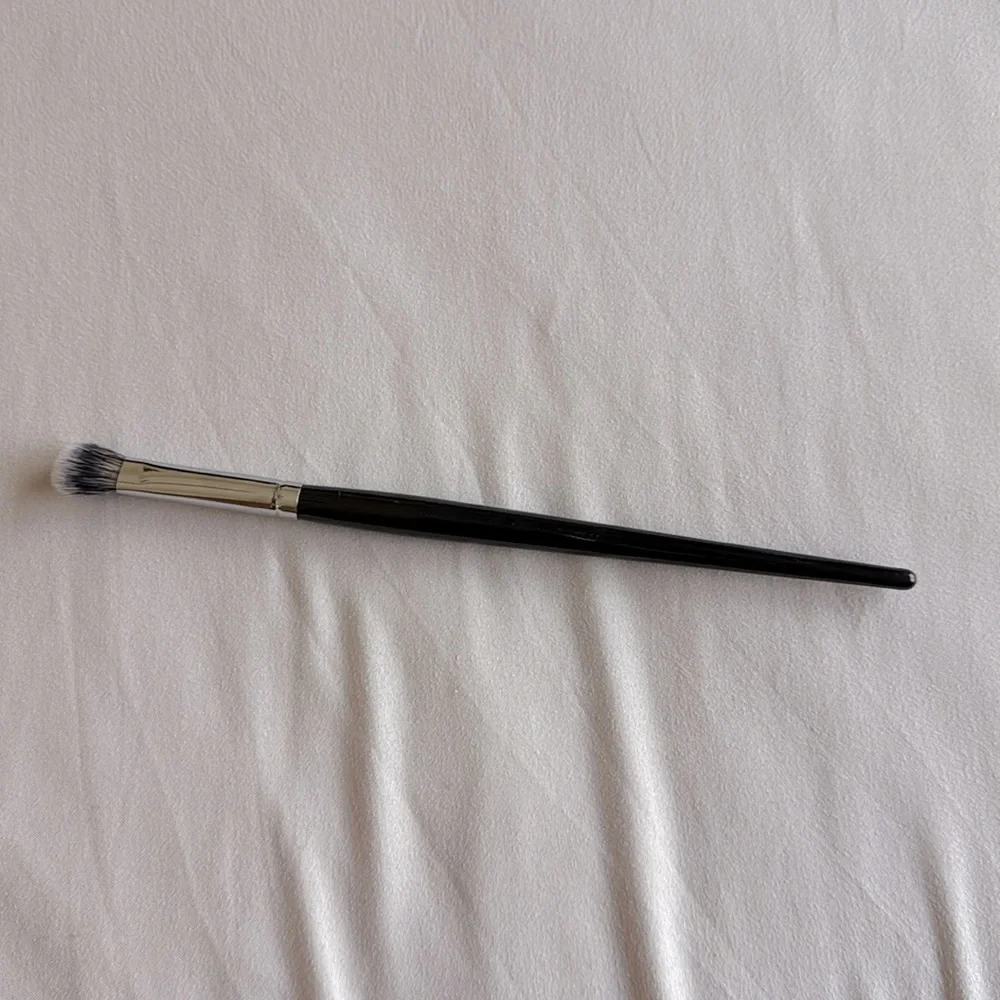 Morphe E13 Oval Shadow Fluff eye brush